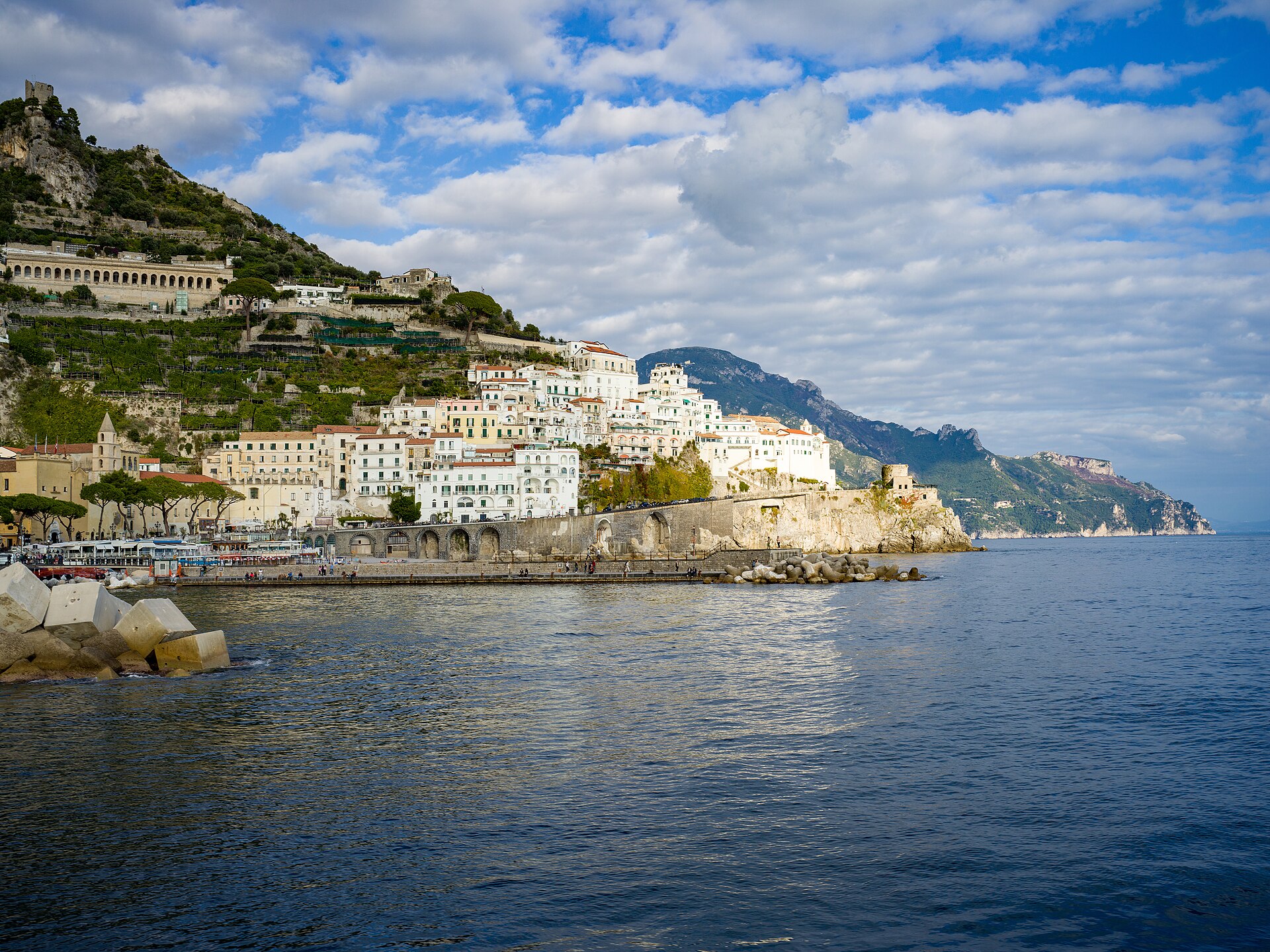 El pueblo de Amalfi visto desde el mar, con montañas detrás