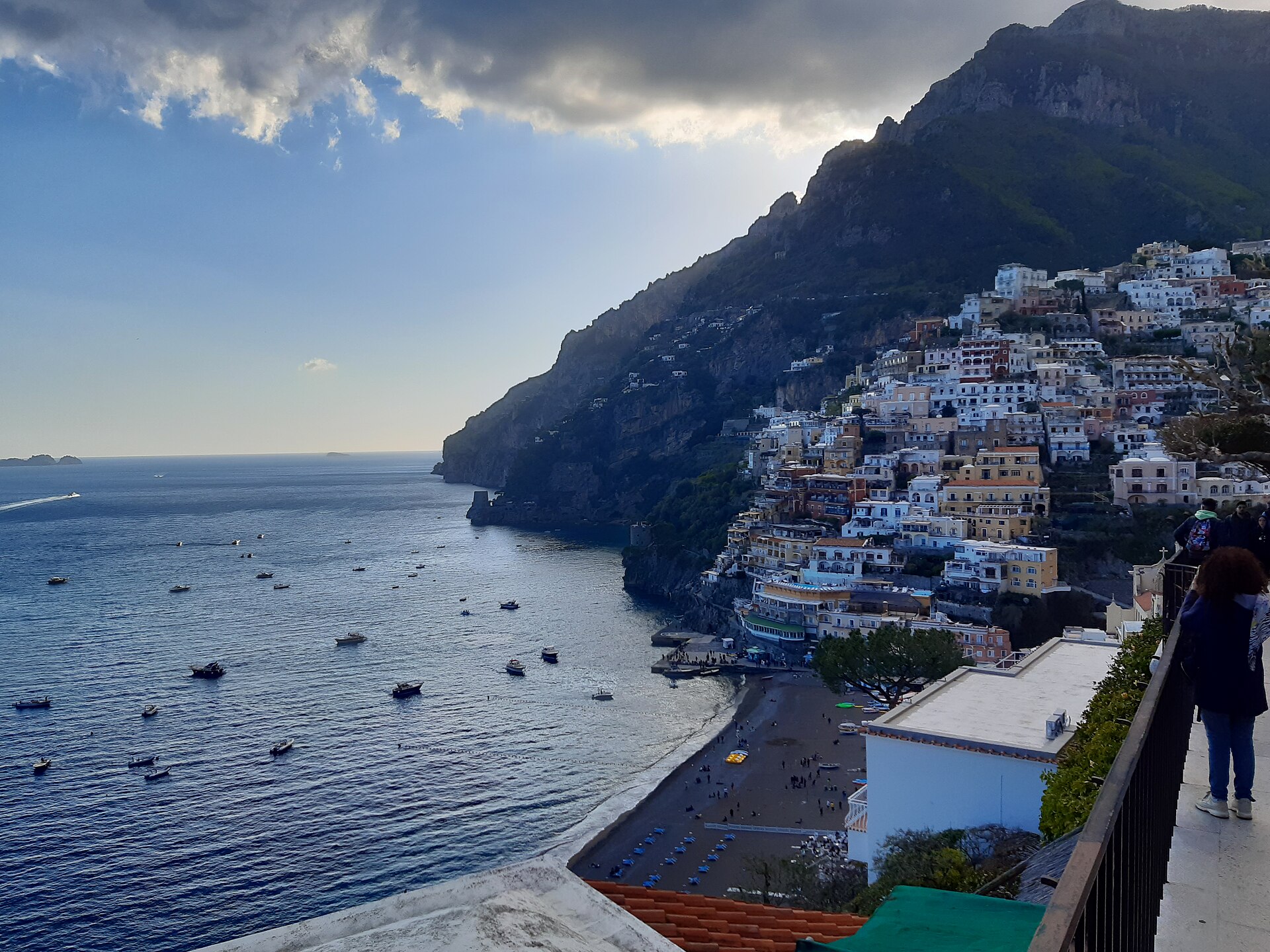 Las casas de Positano sobre los acantilados frente al mar en la Costa Amalfitana