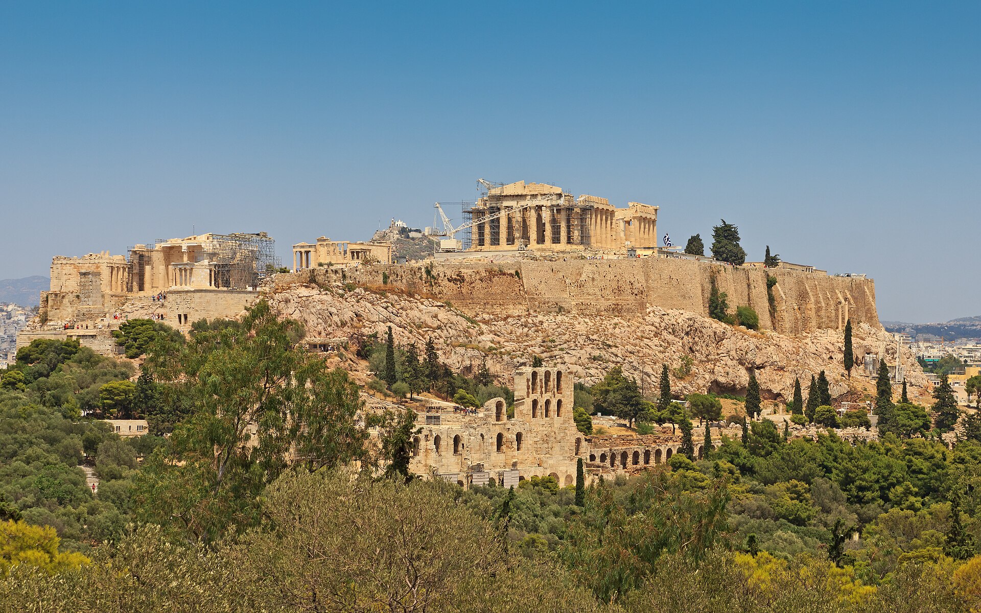 La Acrópolis de Atenas sobre su colina rocosa, vista desde la colina de Filopapo