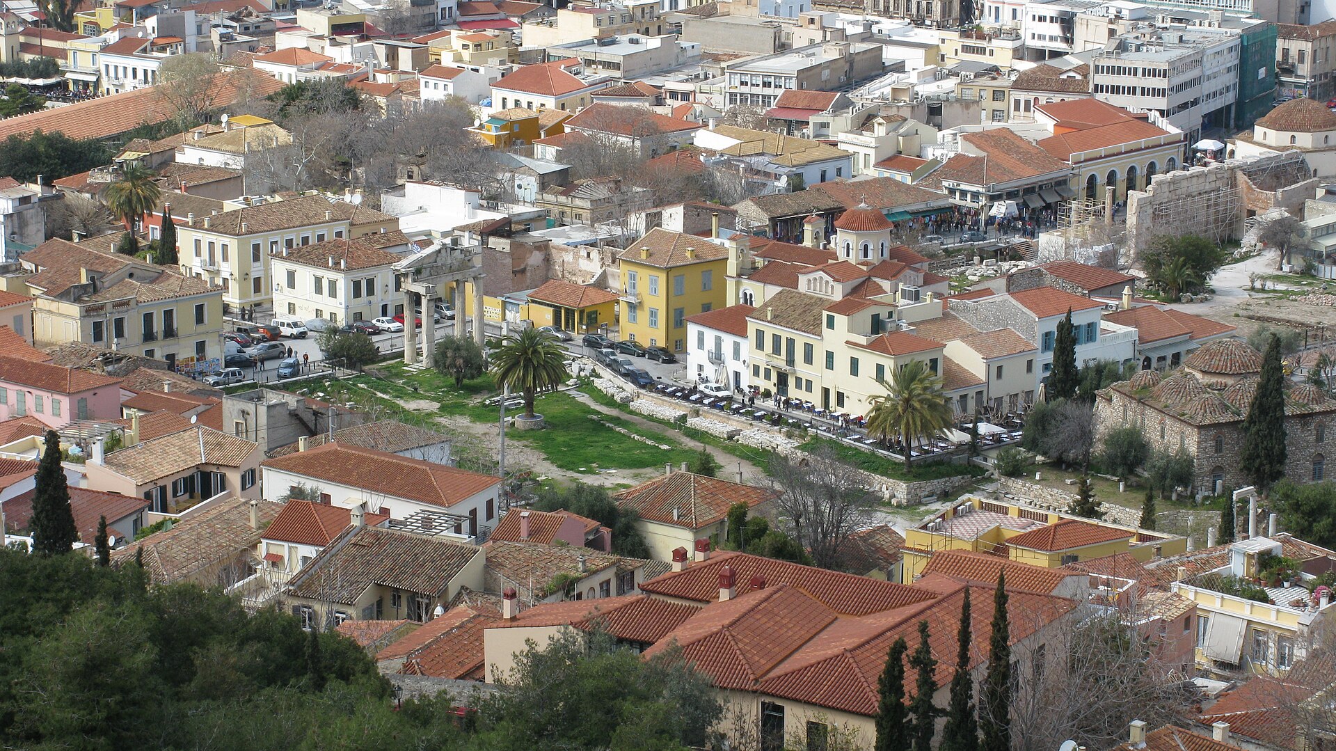 Los tejados del barrio de Plaka en Atenas, bajo la Acrópolis