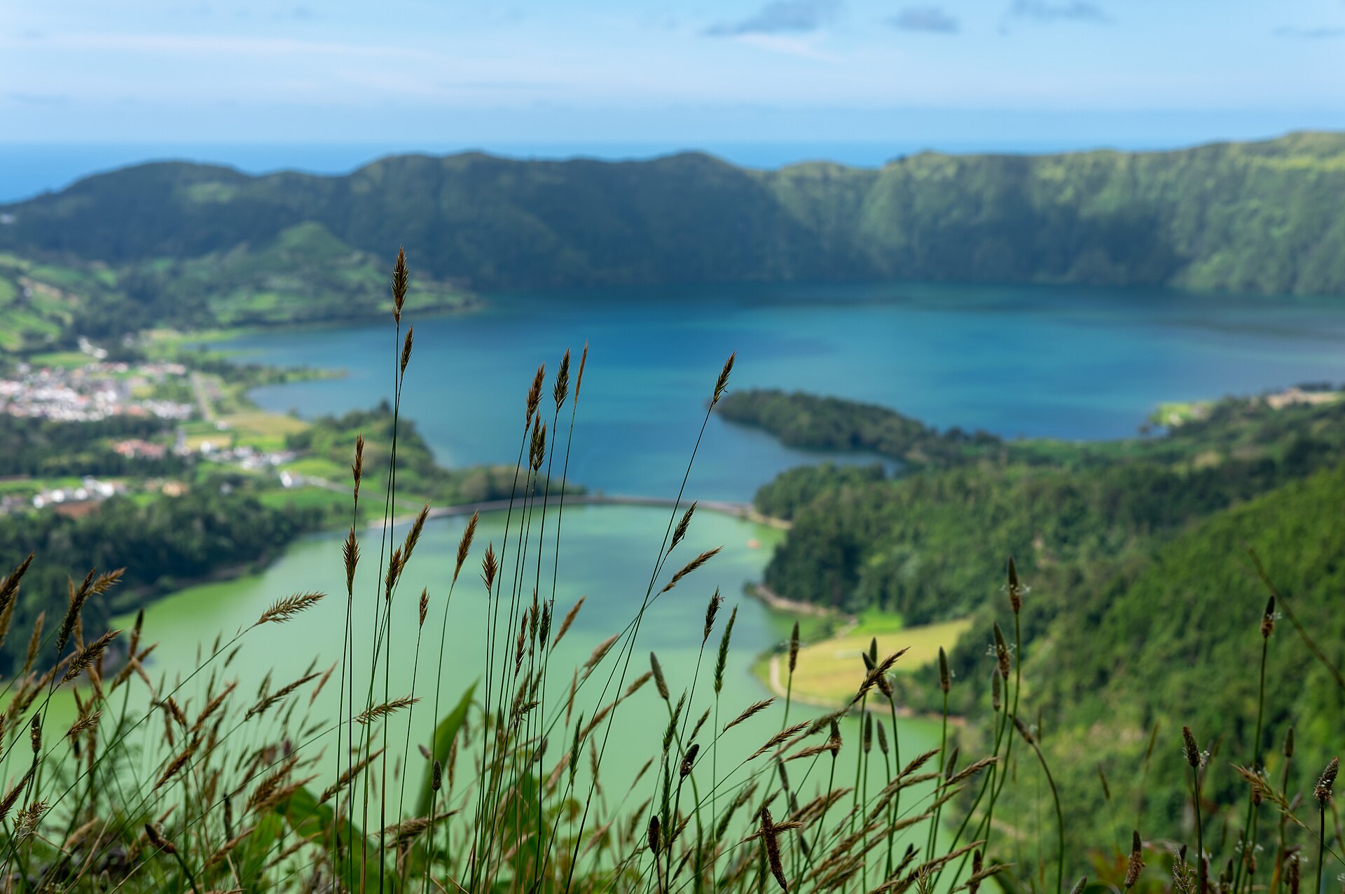Los lagos verde y azul de Sete Cidades en un cráter volcánico de São Miguel, Azores