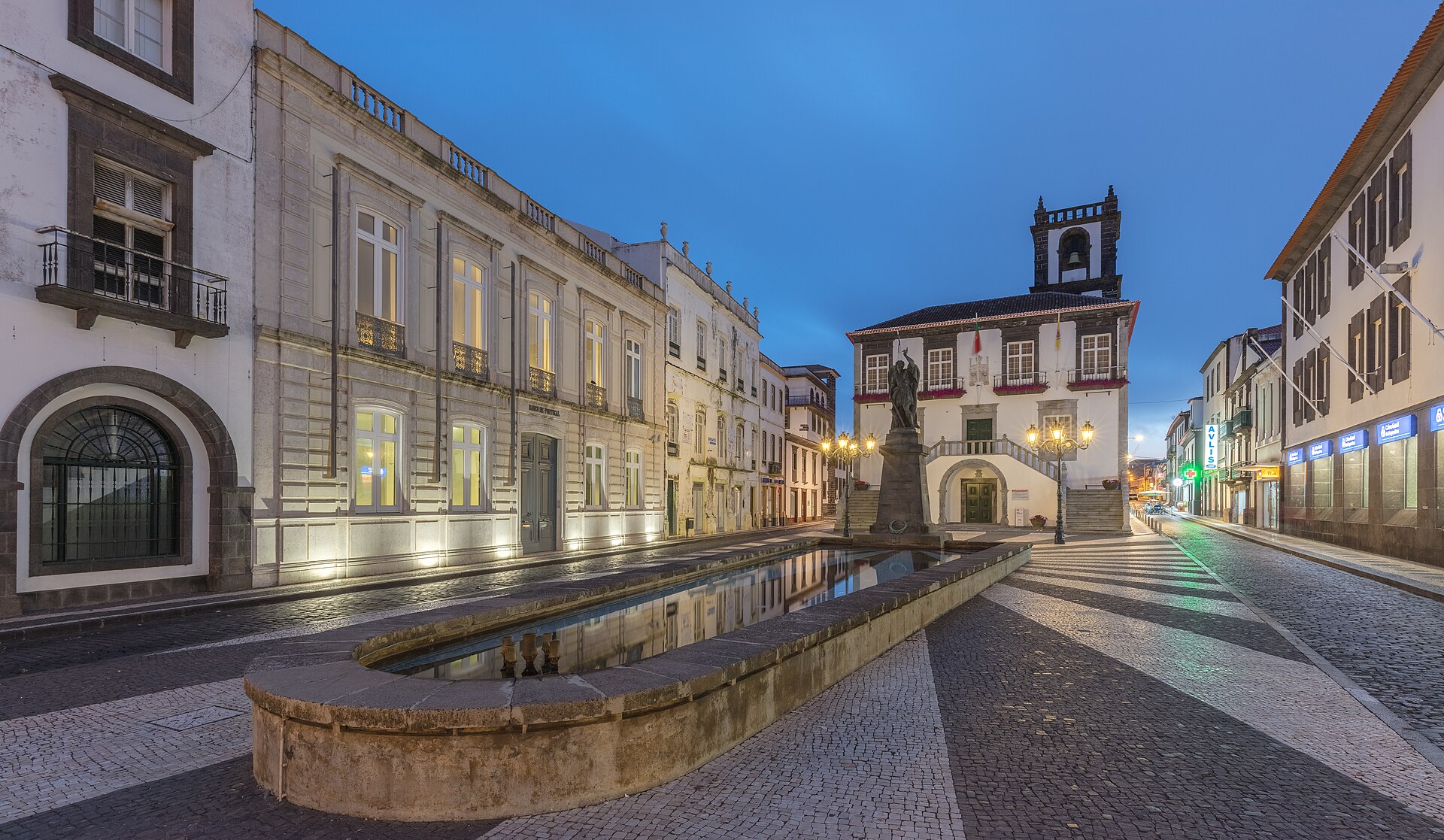 El ayuntamiento de Ponta Delgada y sus calles empedradas en blanco y negro al anochecer