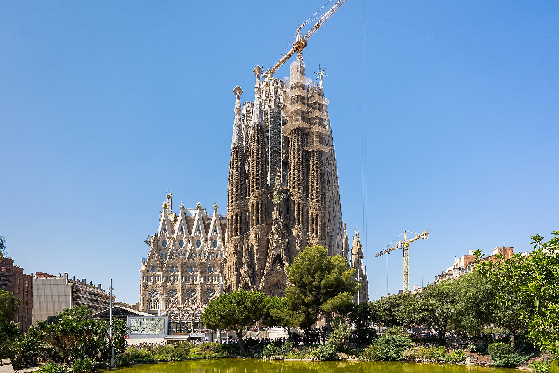 La basílica de la Sagrada Família en Barcelona, con una grúa junto a sus torres