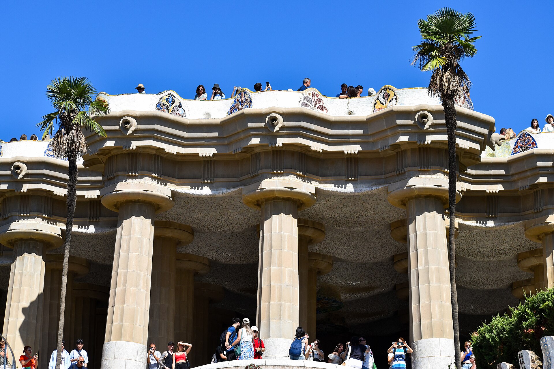 La terraza con columnas del Park Güell en Barcelona bajo un cielo azul