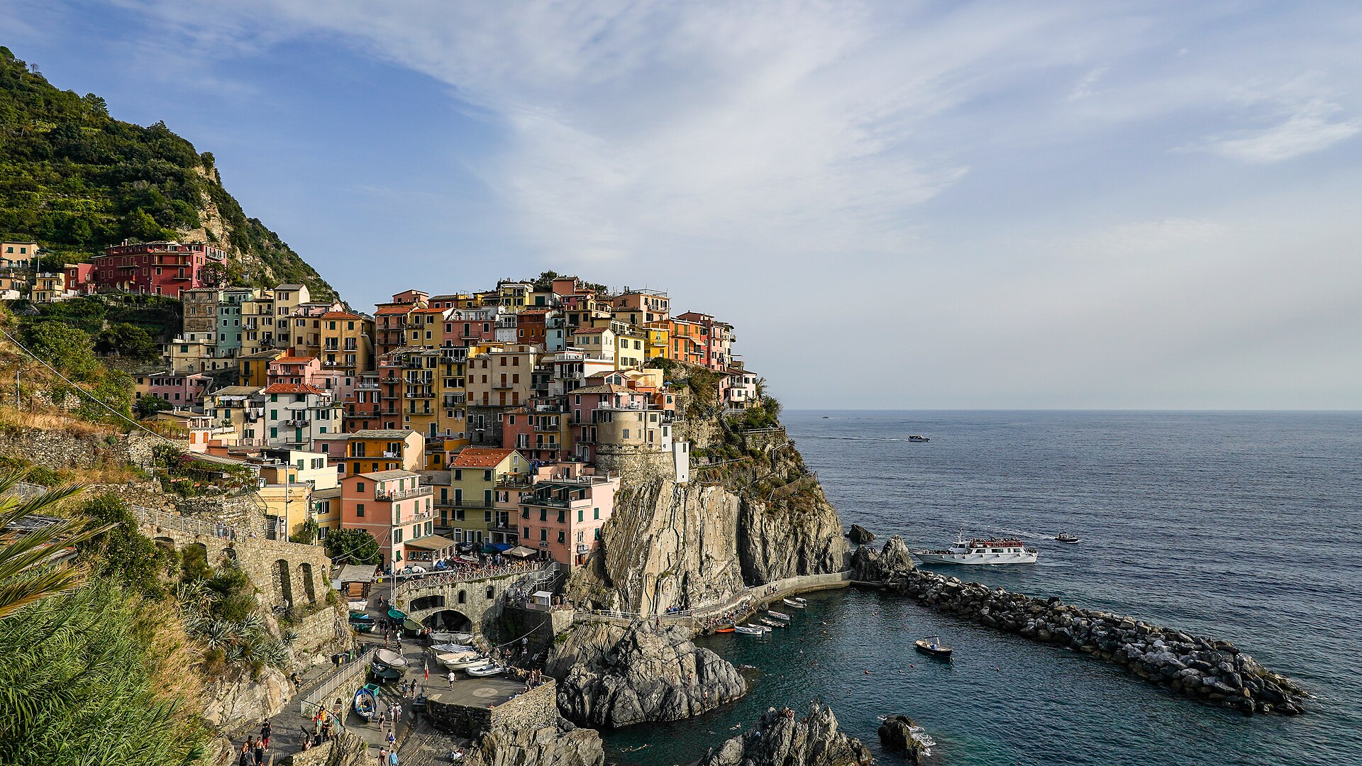 Las casas de colores de Manarola sobre un promontorio rocoso frente al mar, en Cinque Terre