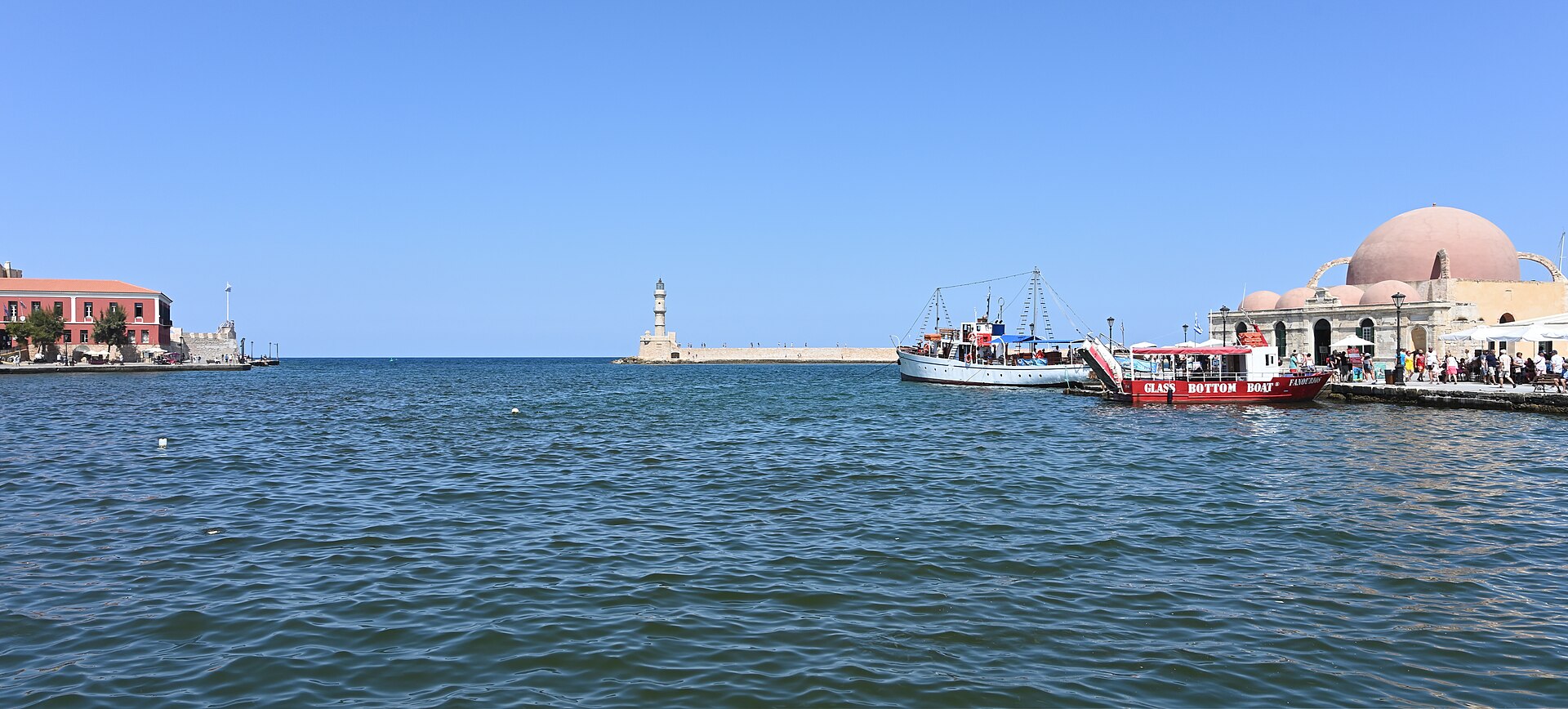El antiguo puerto veneciano de Chania con su faro y la mezquita de cúpula