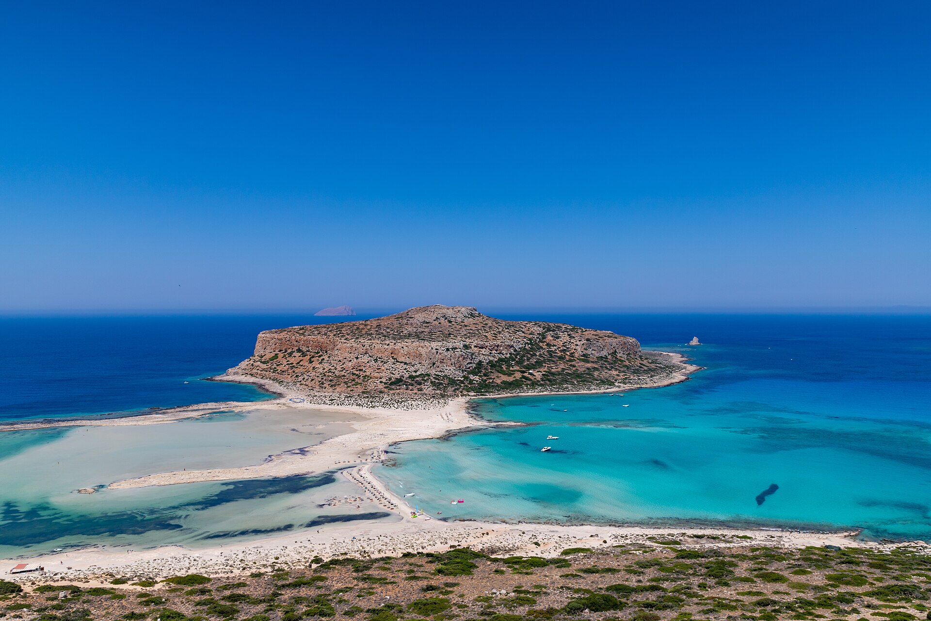 Vista aérea de la laguna de Balos en Creta, con aguas turquesa poco profundas y una lengua de arena blanca