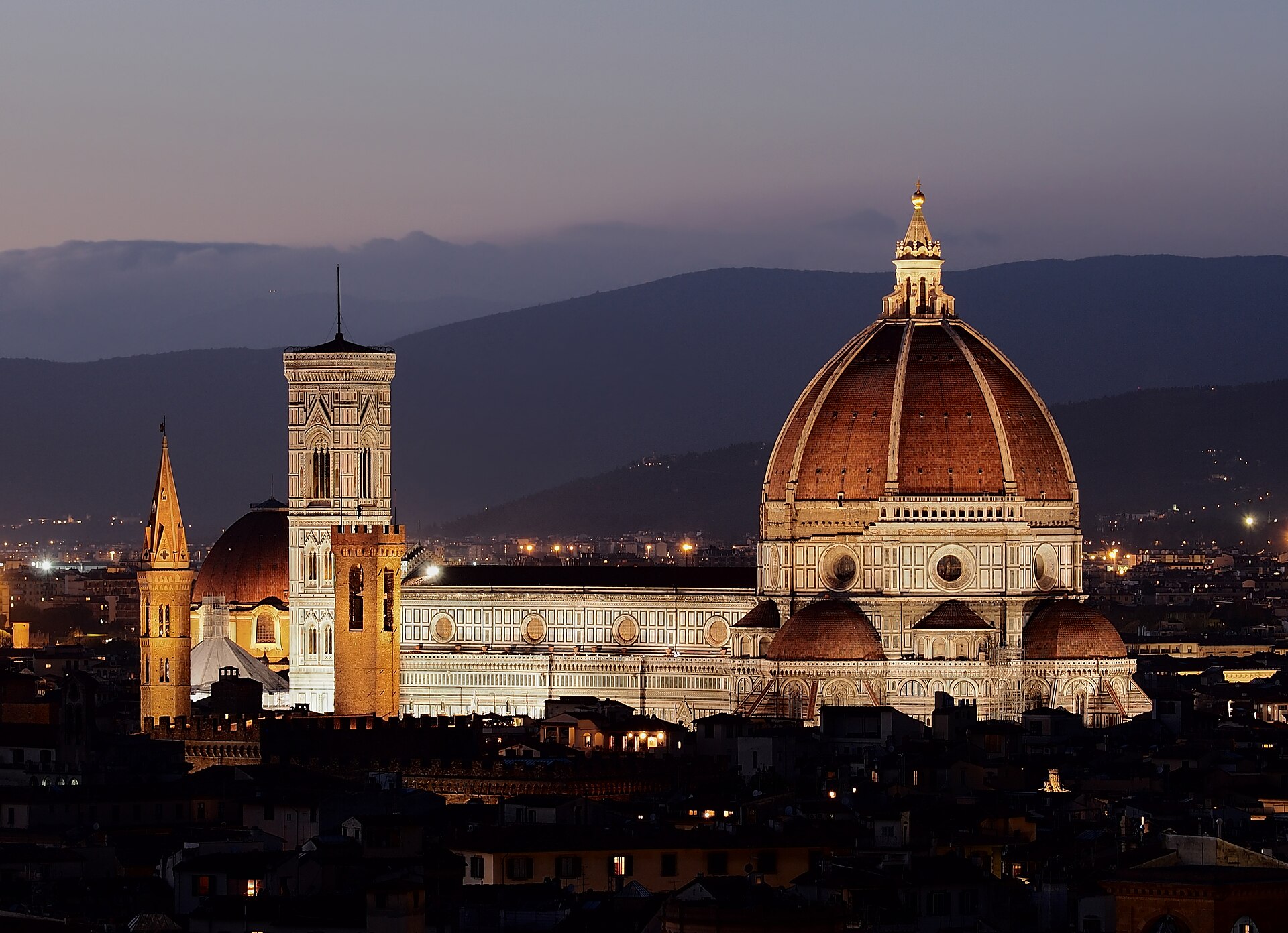 La cúpula y el campanario de la catedral de Florencia al anochecer, vistos desde las colinas