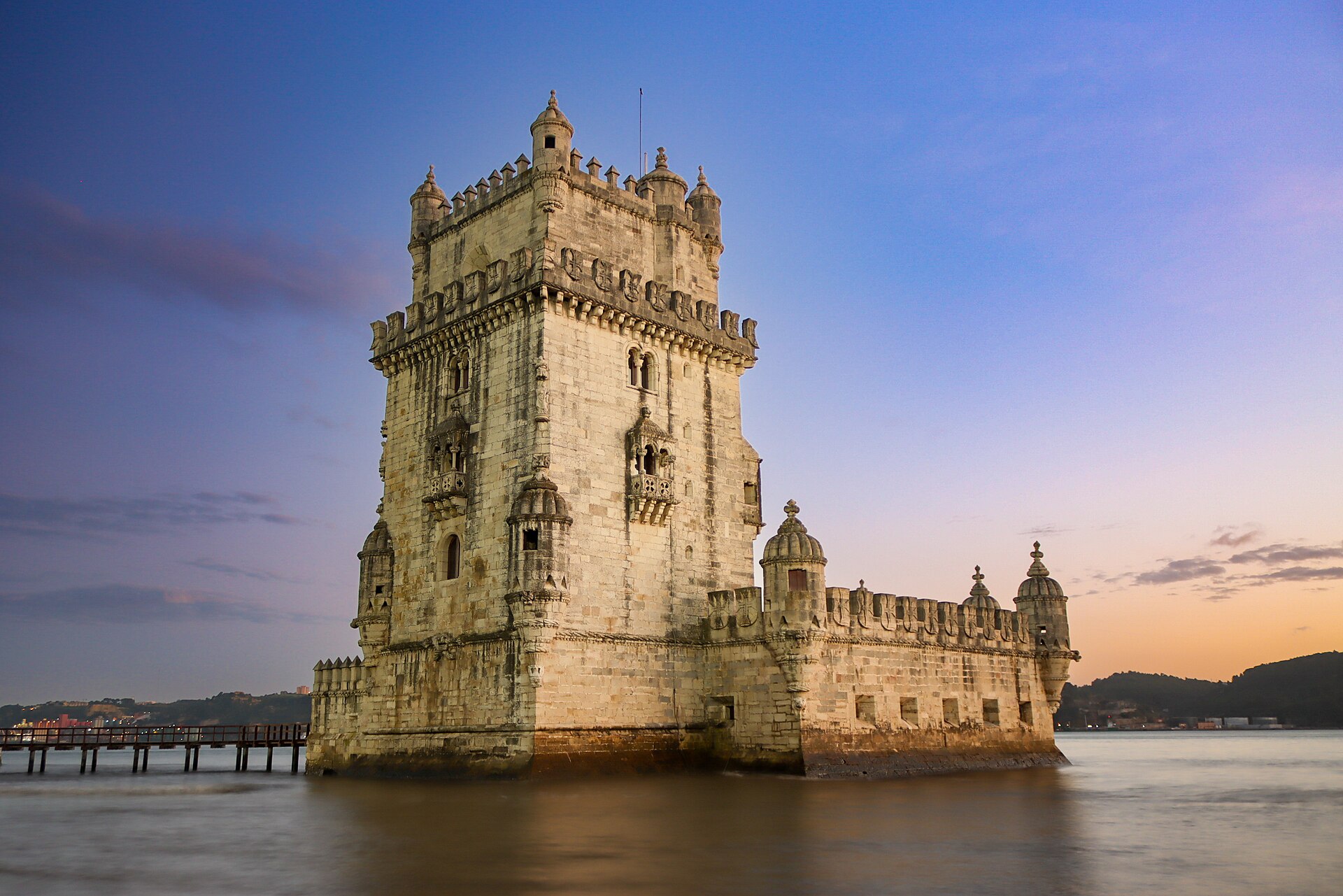 La torre de Belém sobre el río Tajo en Lisboa al anochecer