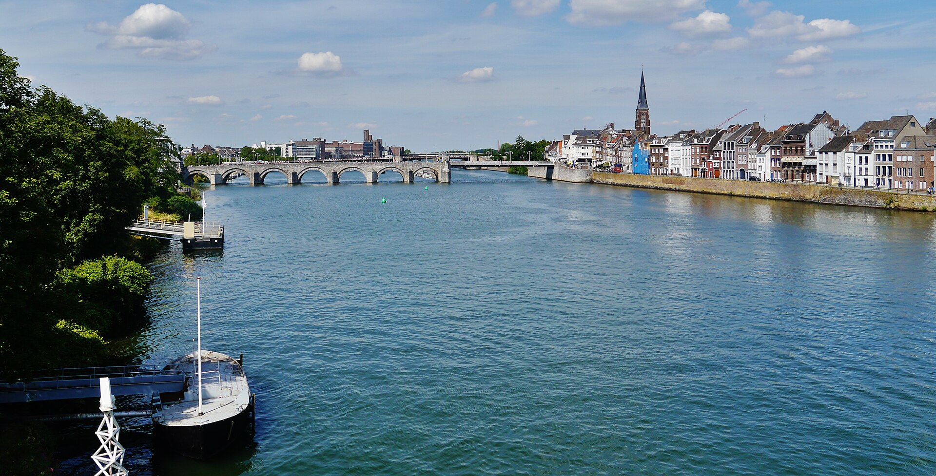 El río Mosa en Maastricht con el antiguo puente de piedra y el perfil de la ciudad