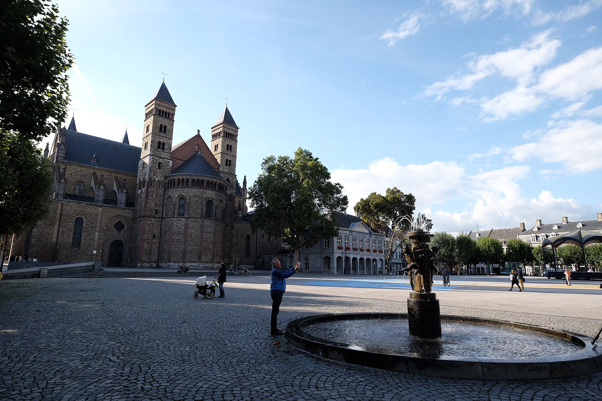 La plaza Vrijthof de Maastricht con la basílica de San Servacio