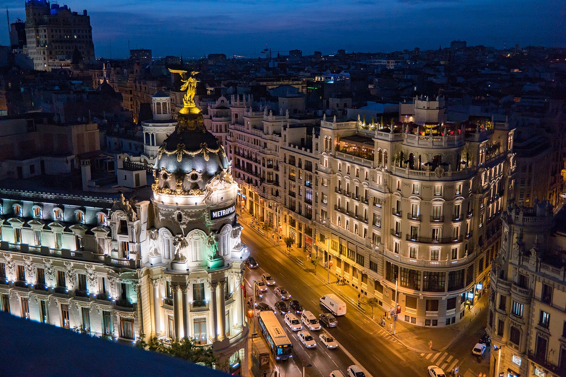 La Gran Vía de Madrid al anochecer, con el edificio Metrópolis iluminado