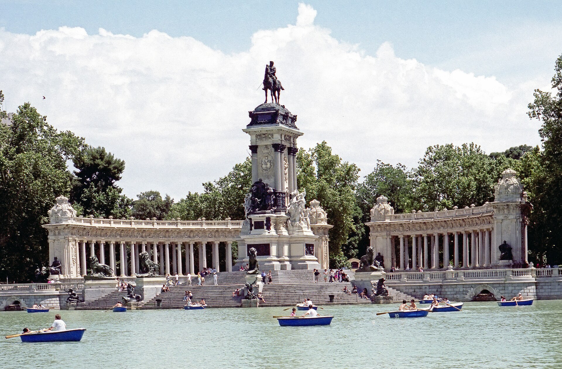 El estanque del parque del Retiro en Madrid, con barcas y el Monumento a Alfonso XII