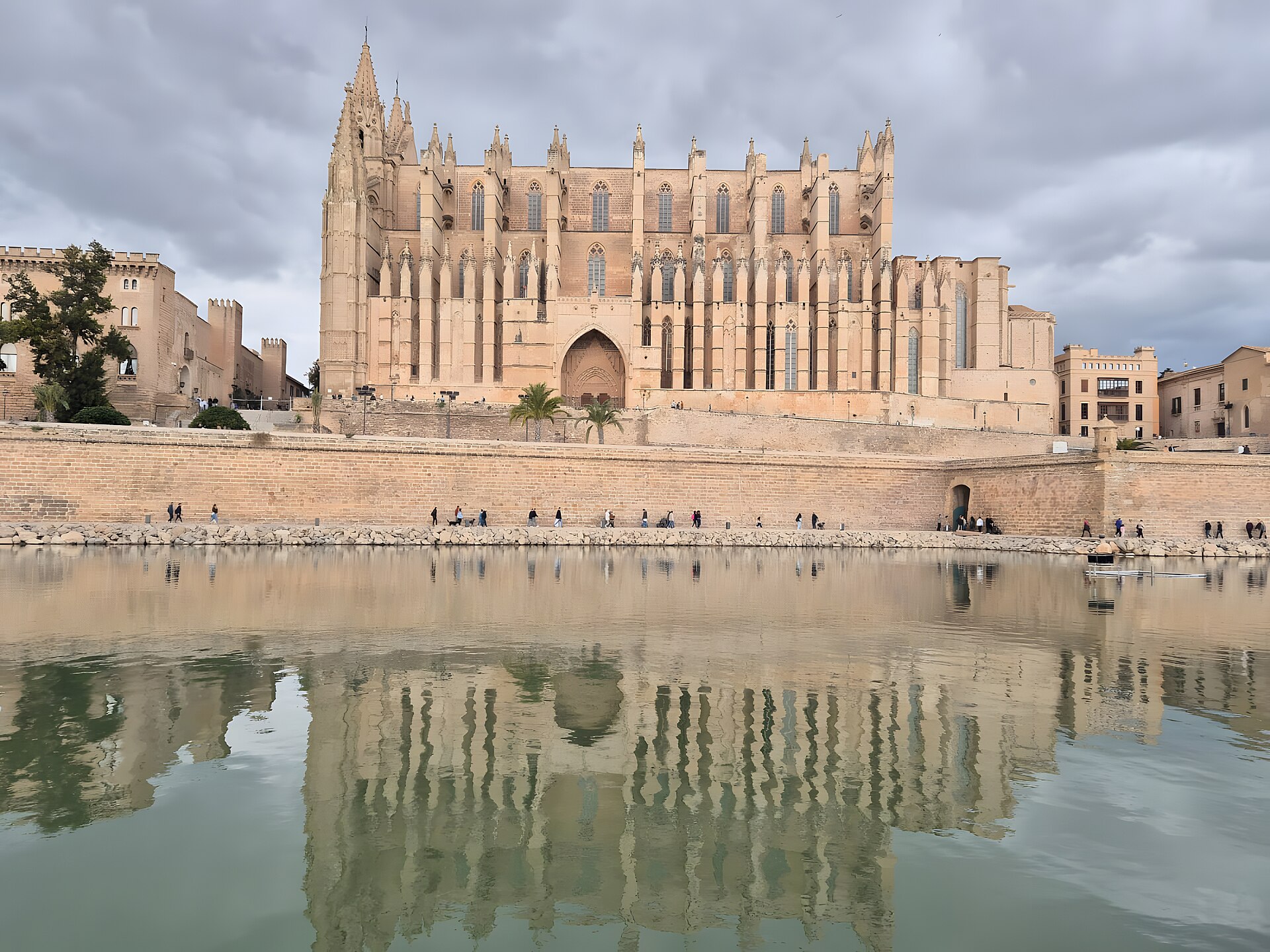 La catedral de Palma (La Seu) reflejada en el agua del Parc de la Mar