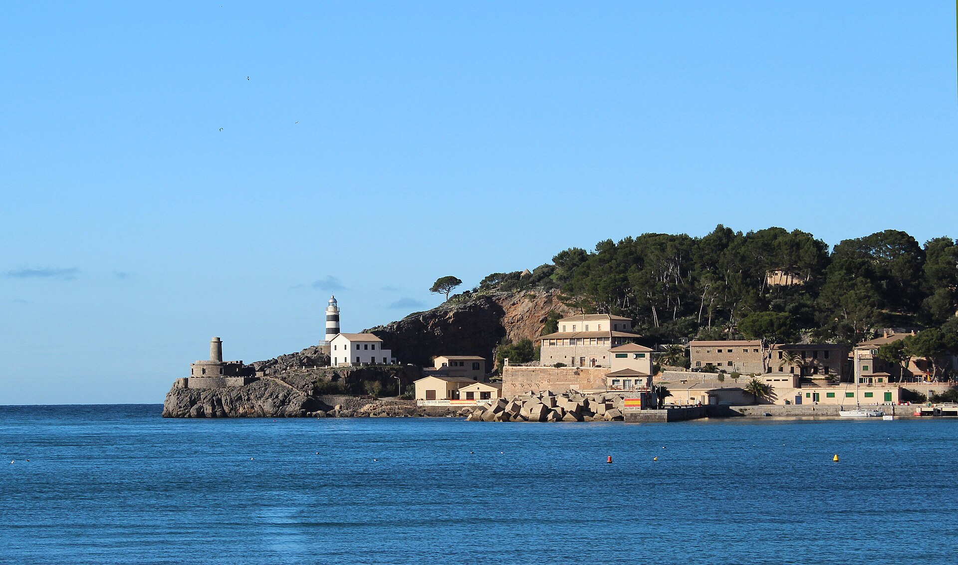 La bahía de Port de Sóller con su faro y casas de piedra