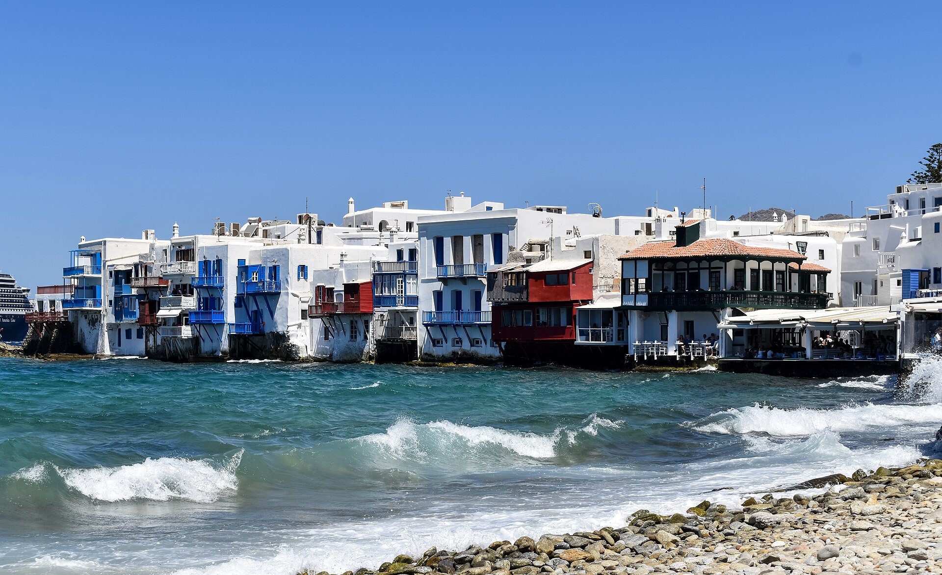 La Pequeña Venecia en el pueblo de Mykonos, con casas construidas al borde del agua