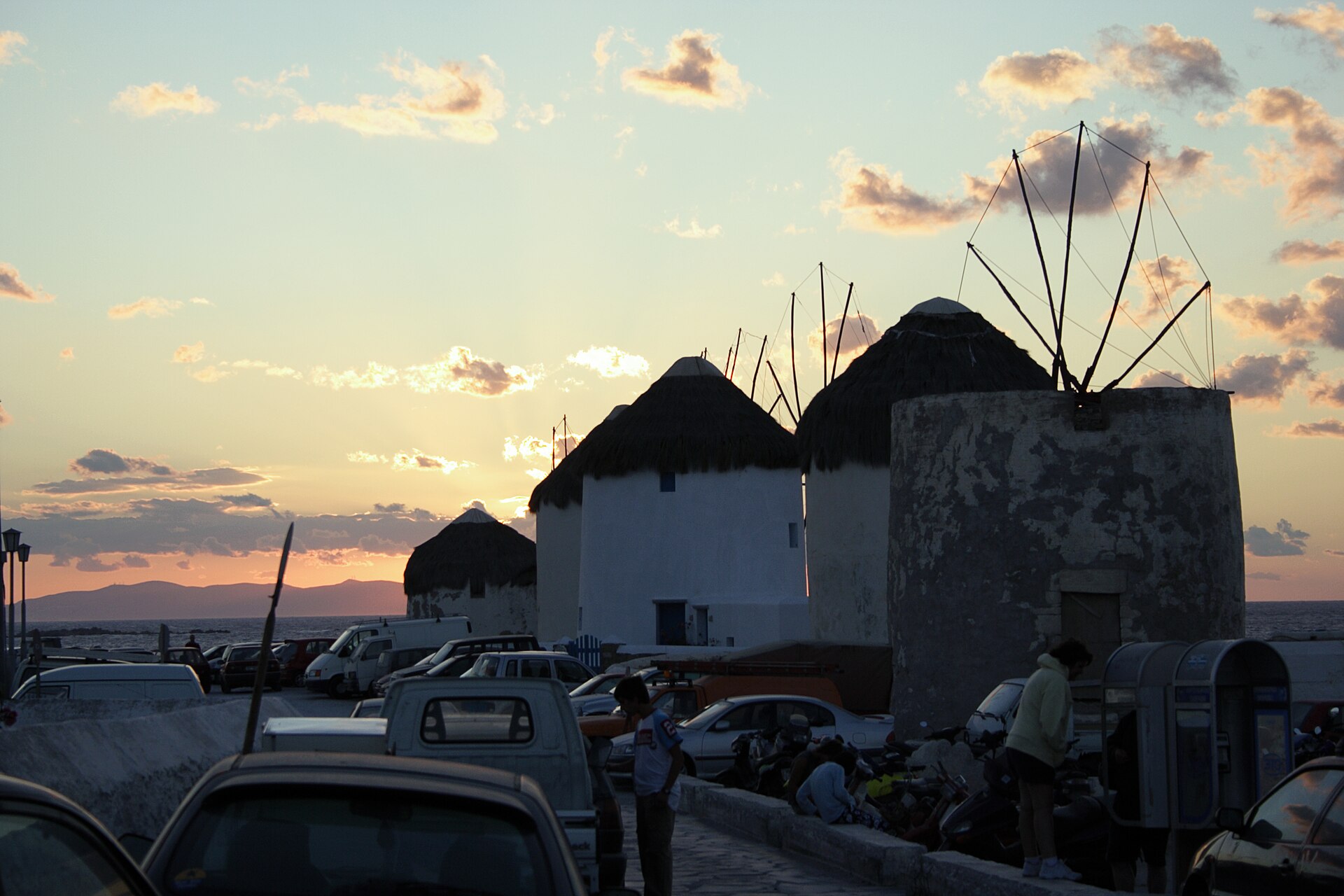 Los molinos de viento sobre el pueblo de Mykonos al atardecer