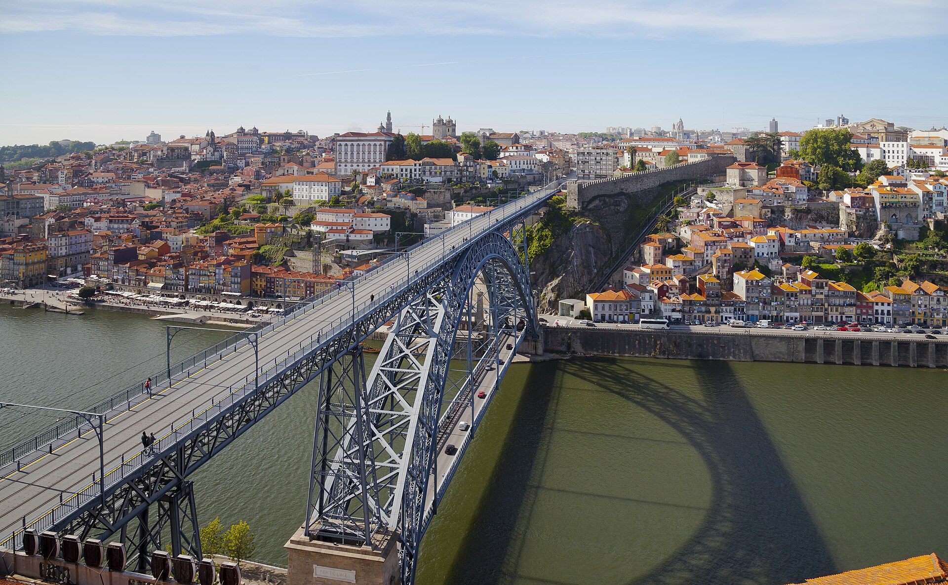 El puente Dom Luís I sobre el Duero entre Oporto y Vila Nova de Gaia