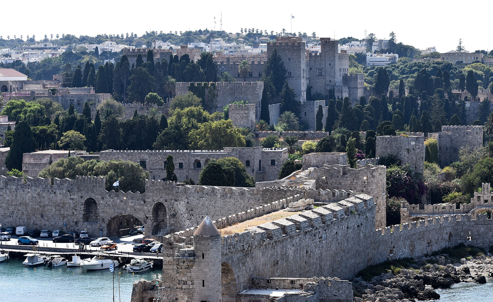 Las fortificaciones medievales del casco antiguo de Rodas vistas desde el este