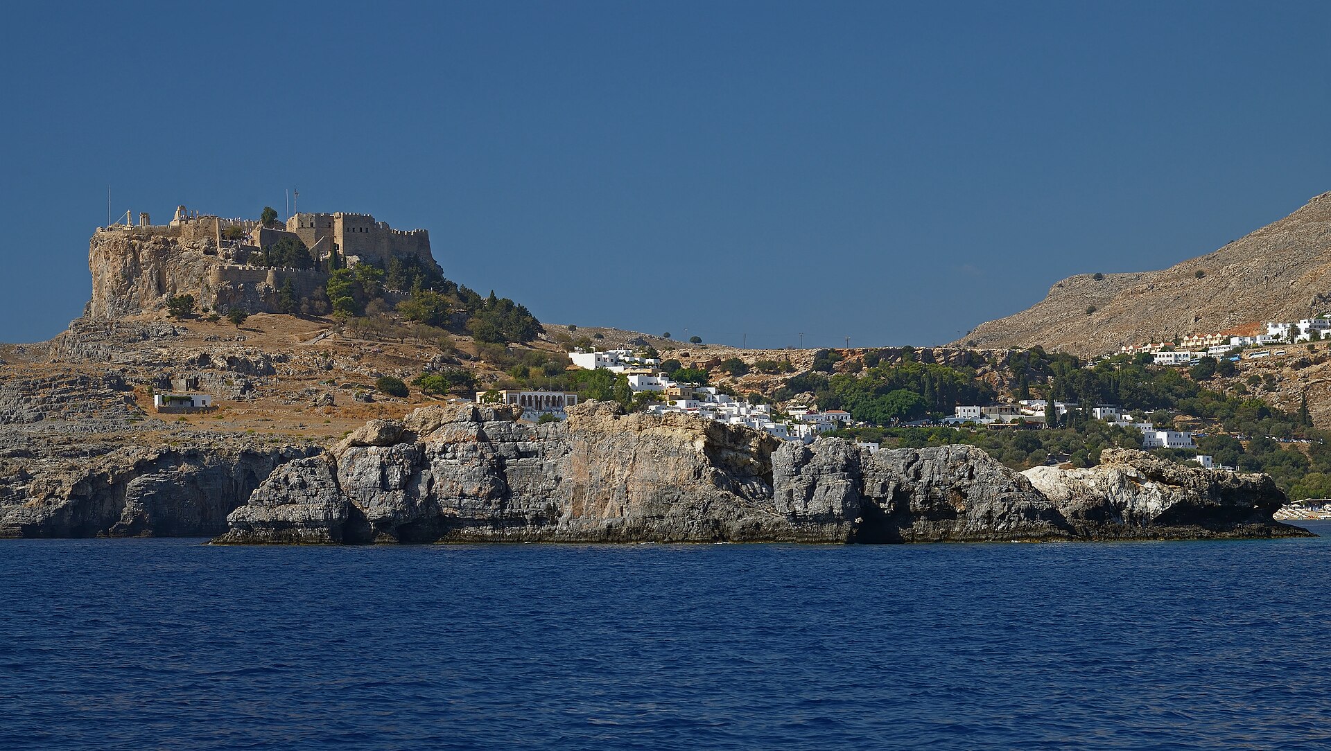 La acrópolis de Lindos sobre su roca, encima del pueblo y del mar