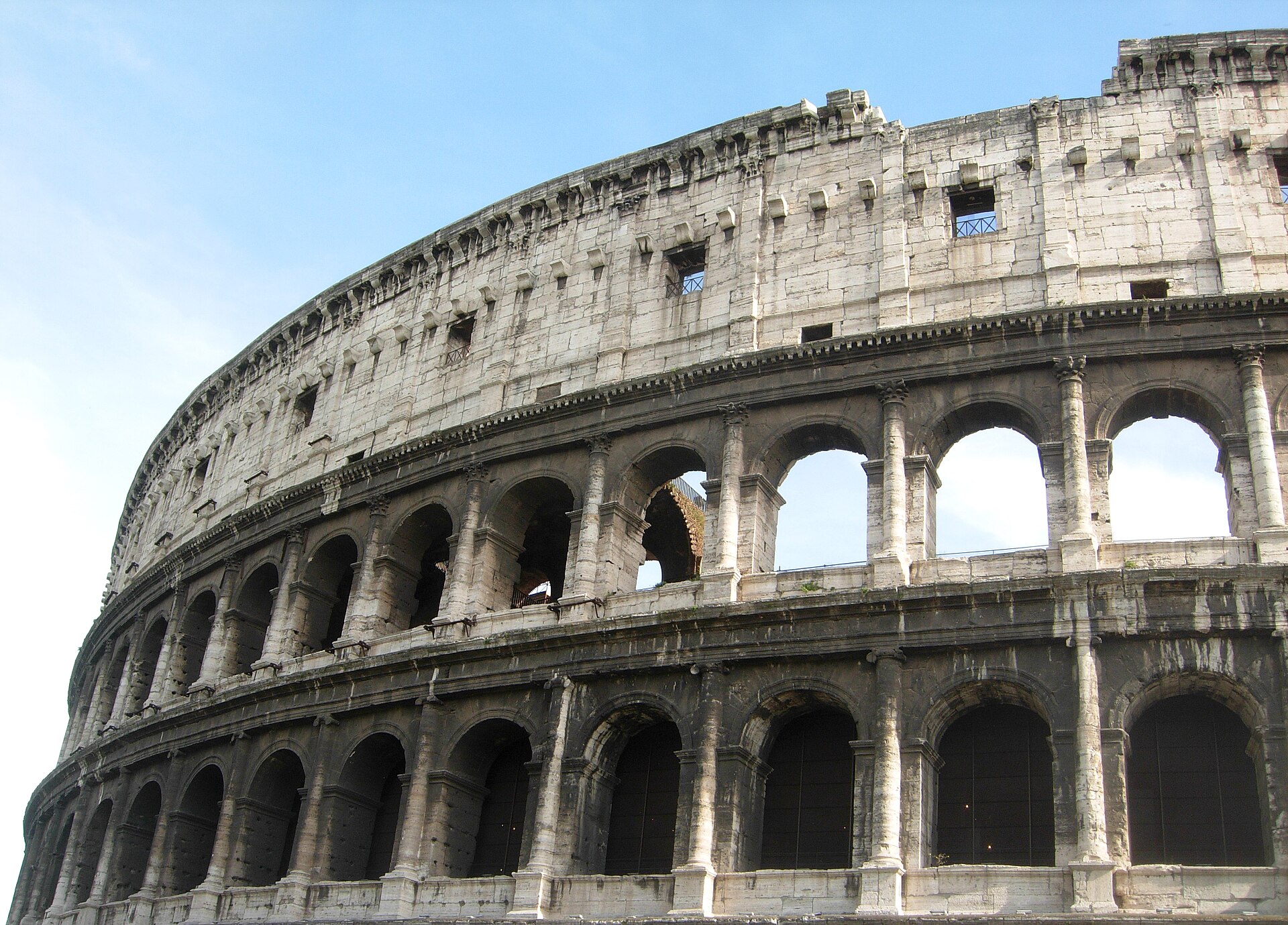 El Coliseo de Roma bajo un cielo azul
