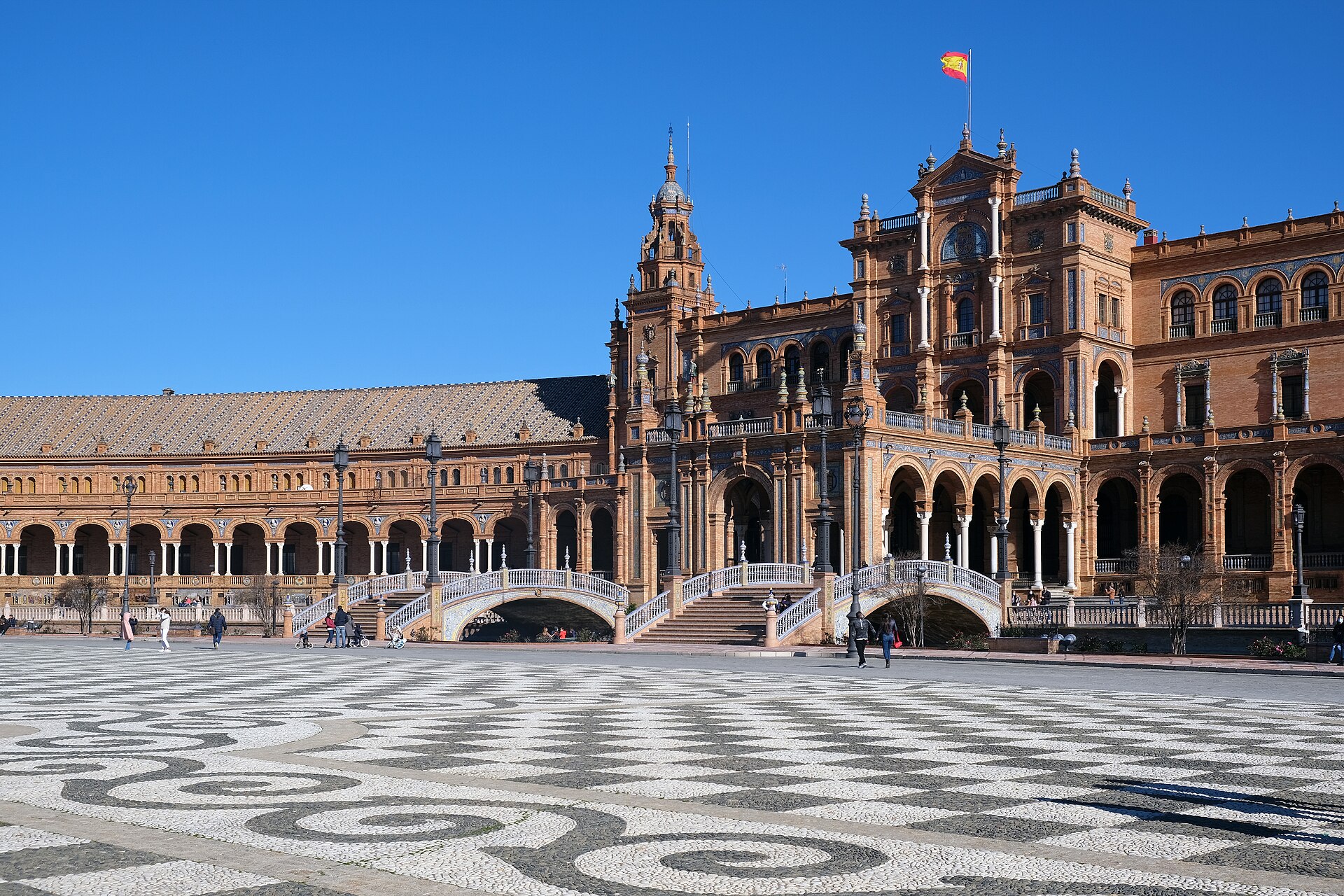 La Plaza de España de Sevilla, con su edificio curvo de ladrillo y la plaza de azulejos