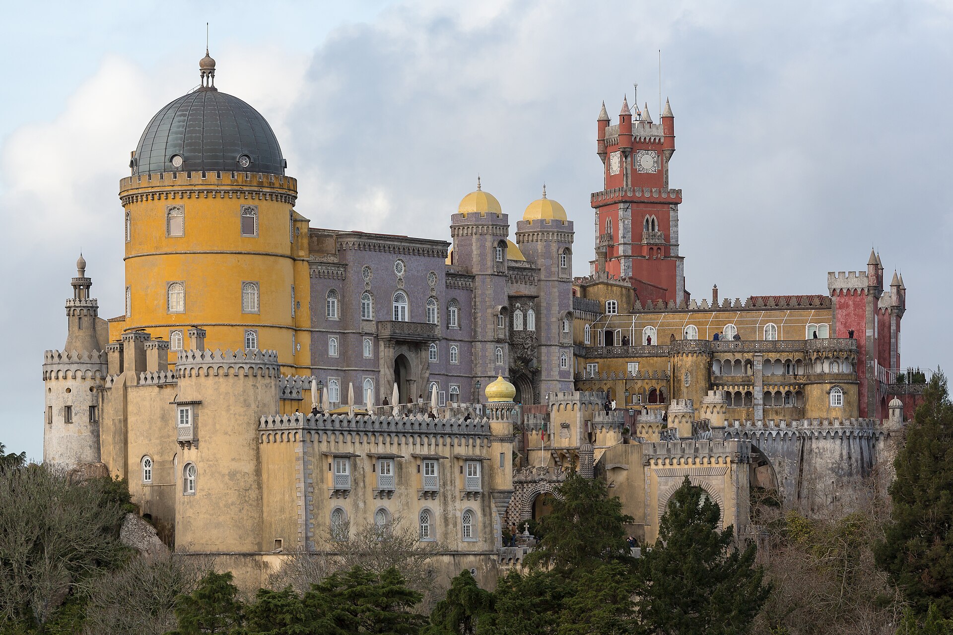 Las coloridas torres y cúpulas del Palacio da Pena en Sintra