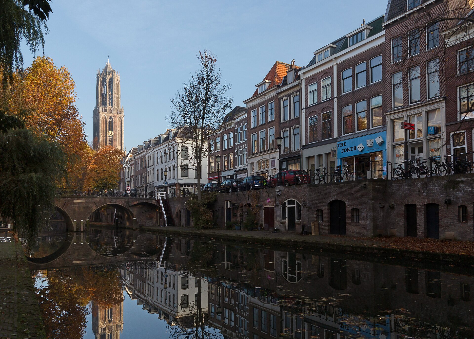 La Torre del Dom elevándose sobre el canal Oudegracht de Utrecht en otoño