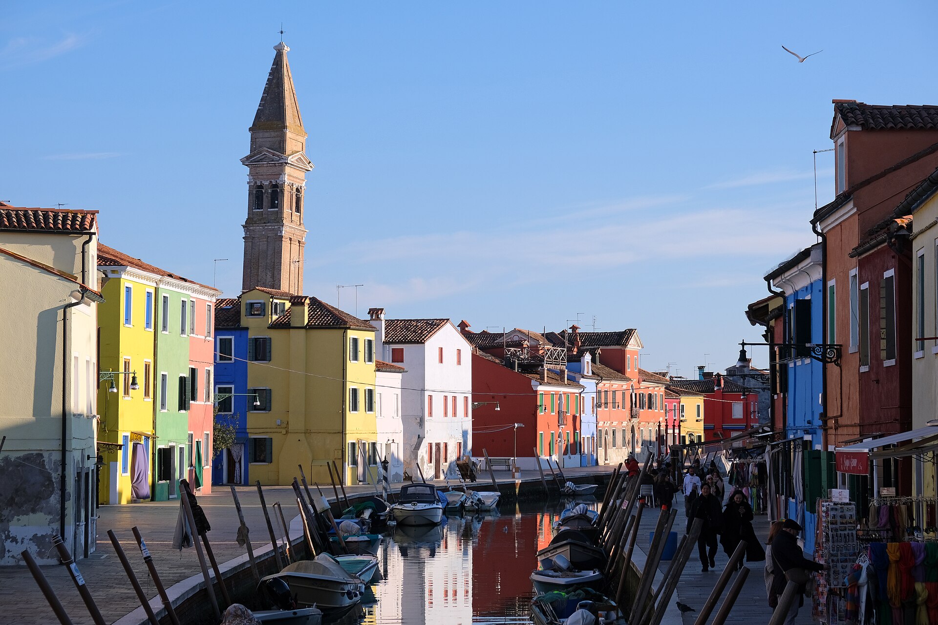 Casas pintadas de colores vivos junto a un canal en la isla de Burano, Venecia