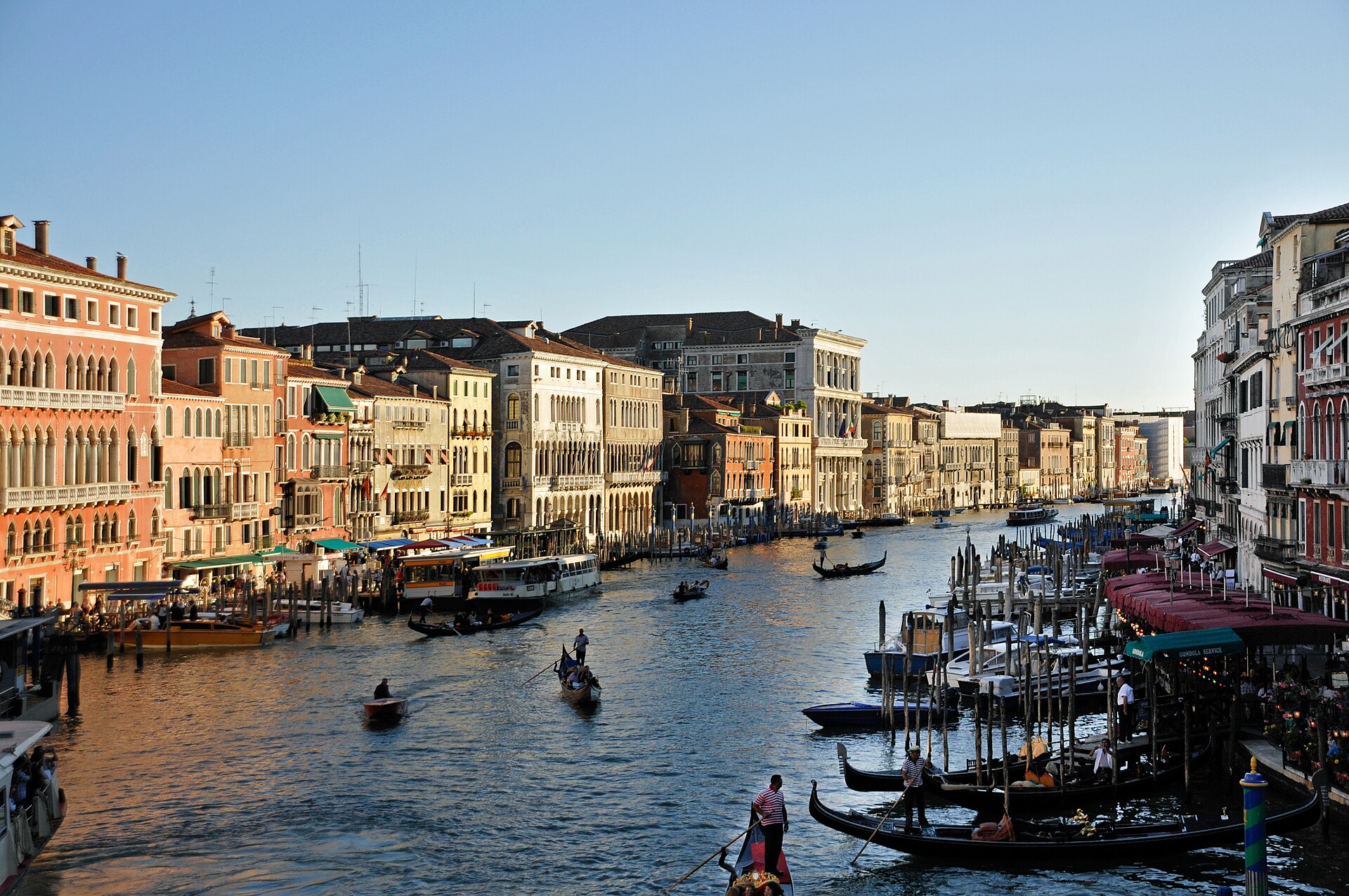 El Gran Canal de Venecia visto desde el puente de Rialto, con góndolas y palacios